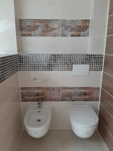Dokončené WC a bidet s mozaikovým obkladem