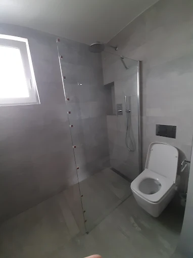 Dokončená koupelna se sprchovým koutem